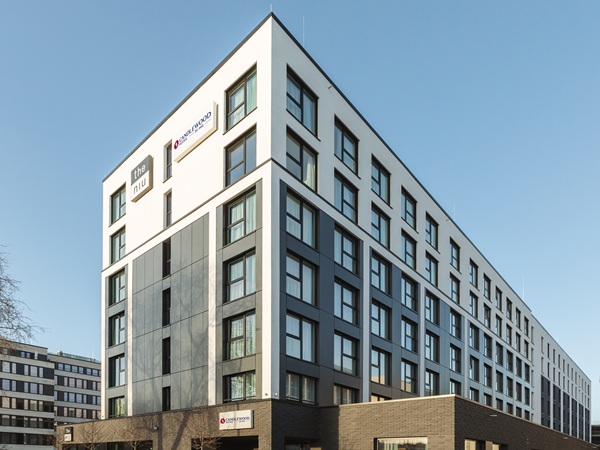 Eckansicht des Gebäudes der Candlewood Suites in Berlin
