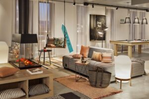 Gemütliche Sofalandschaft mit Billiardtisch