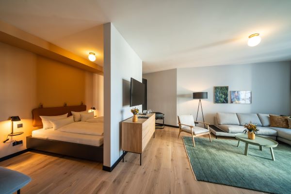 Blick in ein modernes Apartment mit Schlaf- und Wohnbereich