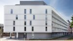 Moderne weißes Gebäude mit sechs Etagen