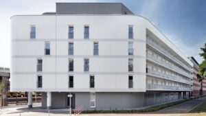 Moderne weißes Gebäude mit sechs Etagen