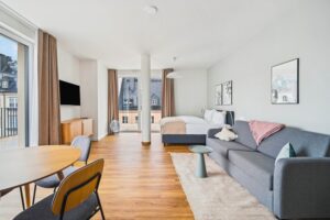 Zimmer mit Doppelbett, Sofa, Sitzgruppe und Fernseher
