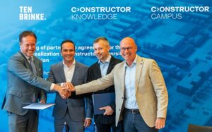 Vier Männer legen die Hände aufeinander