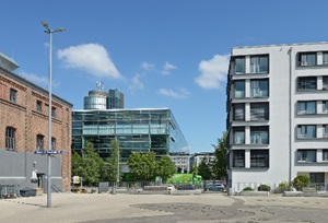 Modernes mehrstöckiges Gebäude