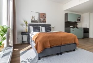 Micro-Apartment mit großem Bett und Küchenzeile