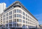 Eckgebäude unten weiß Dachgeschoss grau