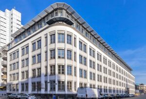 Eckgebäude unten weiß Dachgeschoss grau