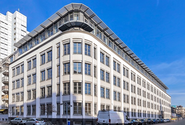 Eckgebäude unten weiß Dachgeschoss grau