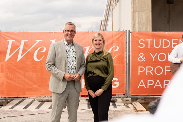 Porträtfoto von Dr. Elke Muhr mit Andreas WOlter