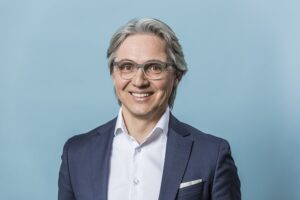 Mann mit Brille und blauem Sakko