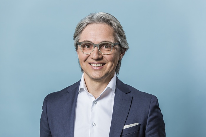 Mann mit Brille und blauem Sakko