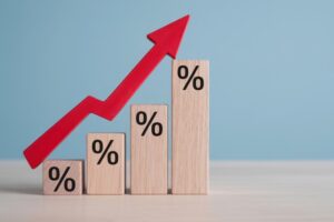 Holuklötzchen unterschiedlicher Größe mit Porzentzeichen und aufsteigendem Pfeil