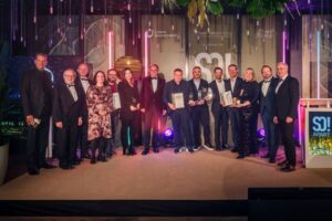 Gruppe festlich gekleideter Menschen