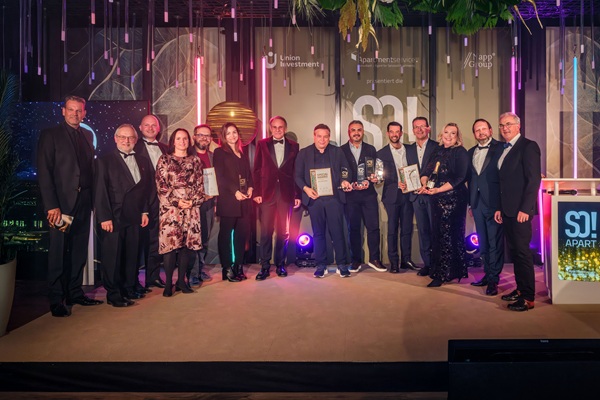 Gruppe festlich gekleideter Menschen