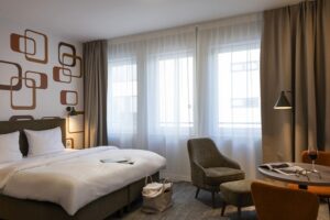 Zimmer mit Bett, Tisch und Sesseln