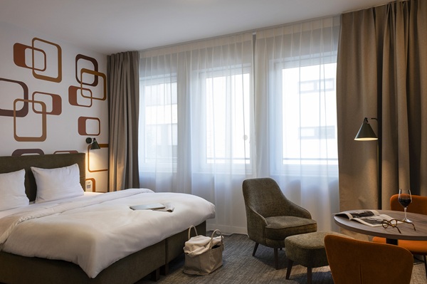 Zimmer mit Bett, Tisch und Sesseln