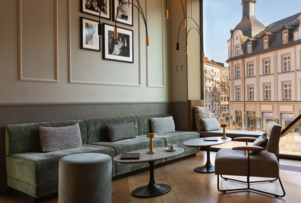 Loungebereich mit grauen Polstermöbeln und Blick in die City