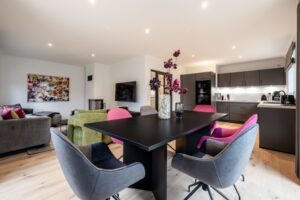 Bunte Posterstühle um einen schwarzen Tisch