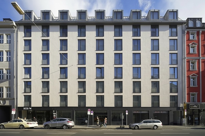 Schlichtes modernes mehrgeschossiges Gebäude