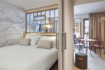 Blick in ein Apartment mit abgetrenntem Schlafbereich