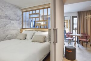Blick in ein Apartment mit abgetrenntem Schlafbereich