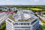 Zwei sechseckige Gebäude