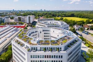 Zwei sechseckige Gebäude
