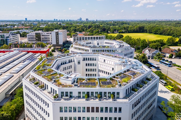 Zwei sechseckige Gebäude