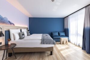 Helles Schlafzimmer mit Blau-und Grautönen