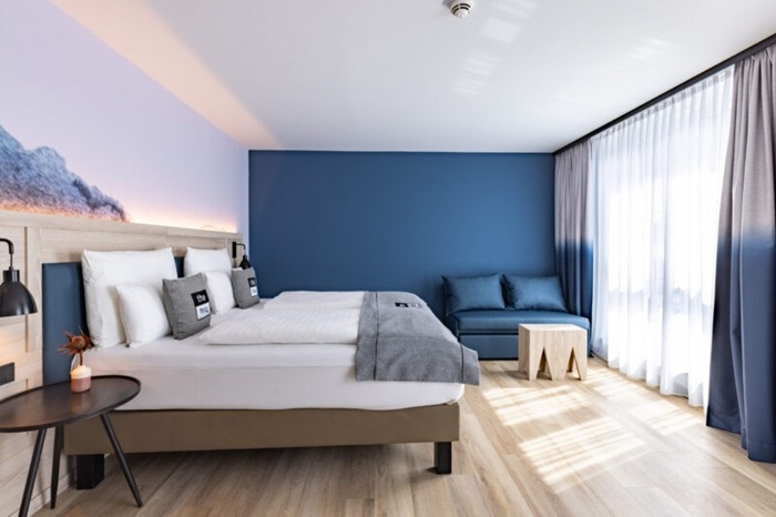 Helles Schlafzimmer mit Blau-und Grautönen