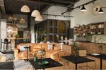 Interior mit großem Sofa und kleinen Tischen