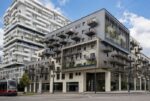 Modernes Gebäude mit verschachtelter Fassade