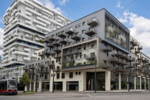 Modernes Gebäude mit verschachtelter Fassade