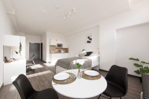Apartment mit Küche, Bett und Esstisch