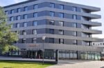 Mehrstöckiger kubischer Betonbau