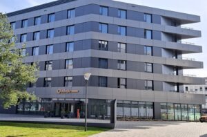 Mehrstöckiger kubischer Betonbau