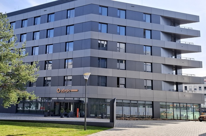 Mehrstöckiger kubischer Betonbau