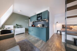 Kleines Apartment mit Küchenzeile und Doppelbett