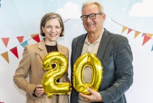 Frau mit Pagenkopf und Mann mit Brille