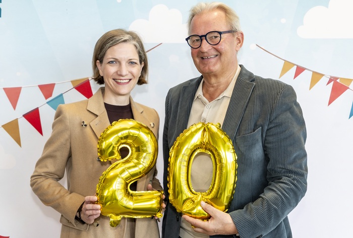 Frau mit Pagenkopf und Mann mit Brille