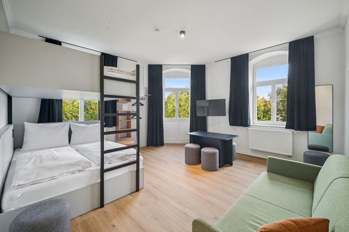 Apartment mit doppeltgroßem Stockbett und Sofa