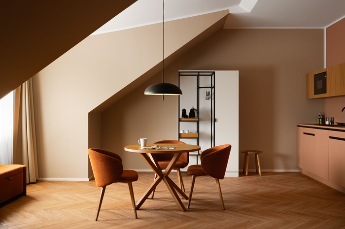 Essgruppe und Küche in einem Apartment mit Dachschräge